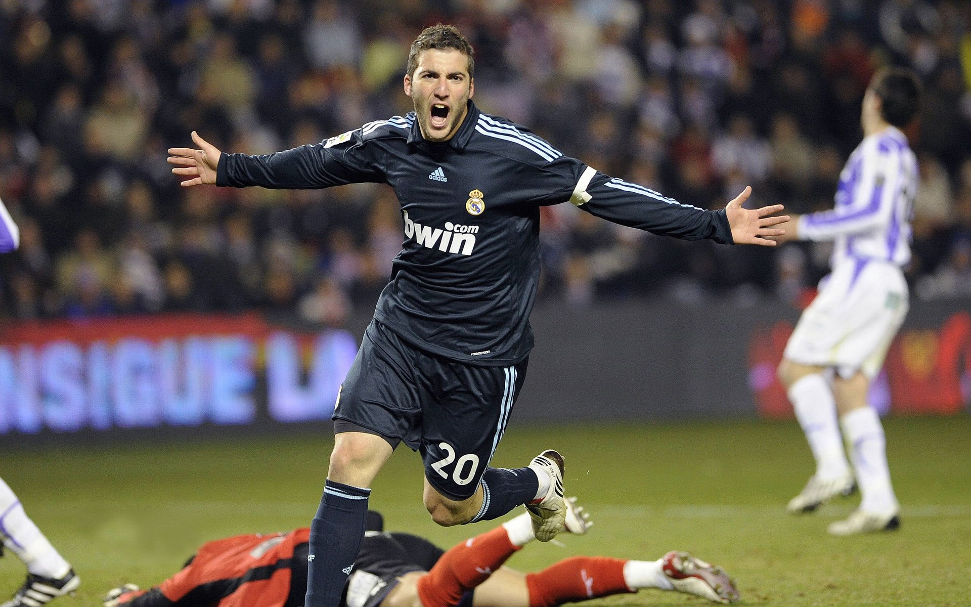 体育明星拍摄公益宣传片引发广泛讨论，体育明星为主题的海报