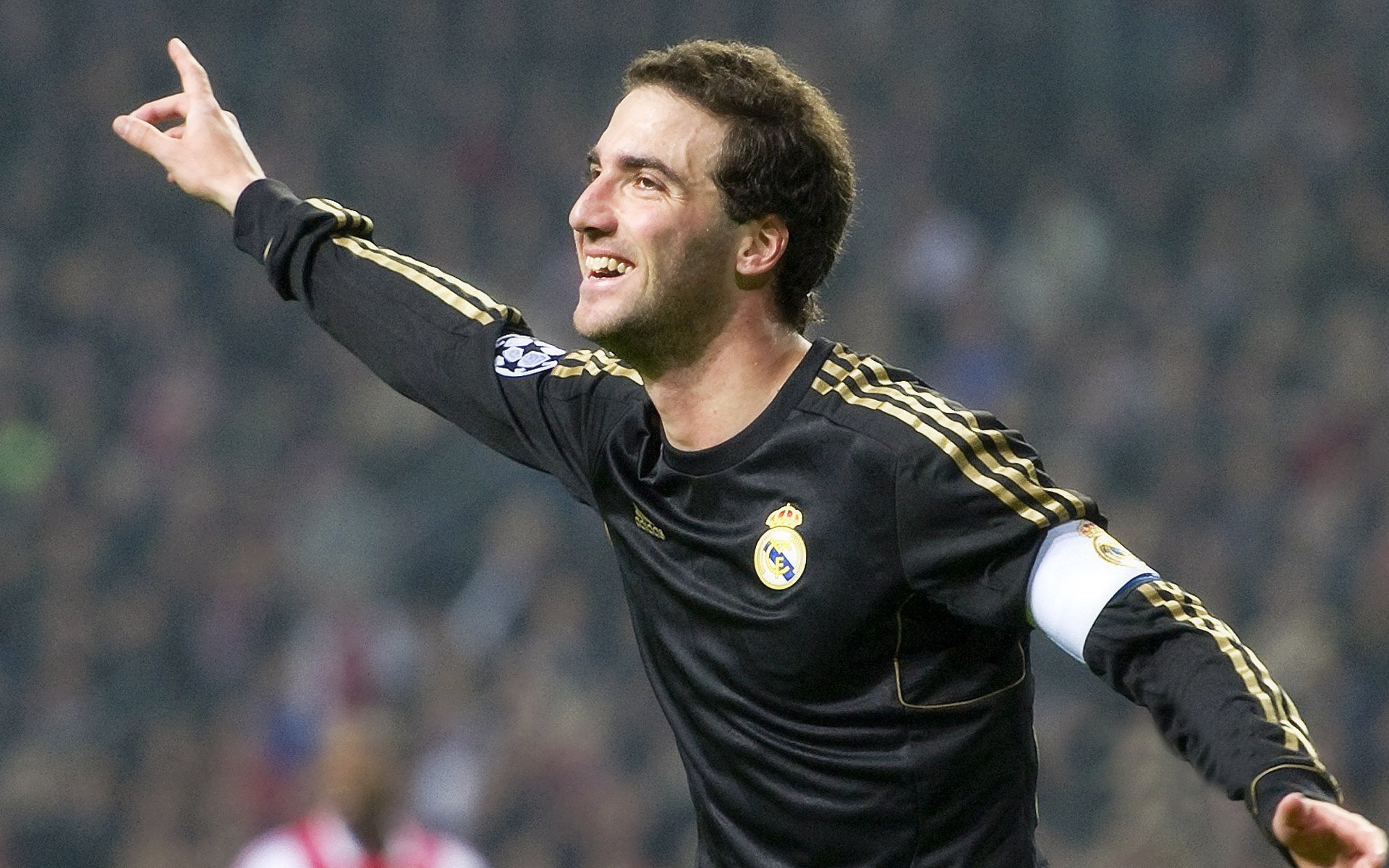 国足中场王钰栋价值解析，李昊未来守门的优势分析，王钰栋足球